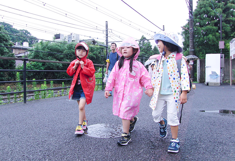 お泊まり場所へ園児が到着