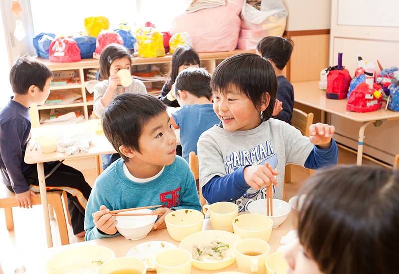 給食やおやつのテーブルごとの記念撮影をカット