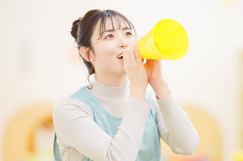 先生が園児に声を掛けているイメージ